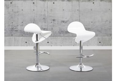 Tabouret assis debout